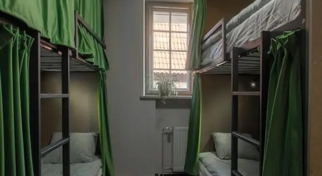 Кровать в общем номере с видом на город Hostel Torun