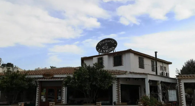 Coral Bay Villa .5 bedrooms.1 minute walk to the beach