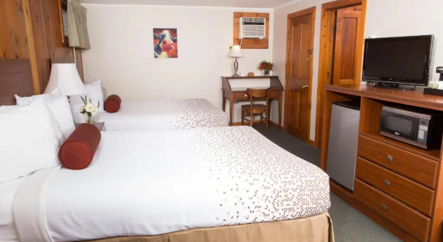 Четырёхместный номер Deluxe Knotty Pine Motel