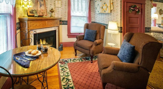 Люкс Deluxe Holden House 1902 Bed & Breakfast Inn