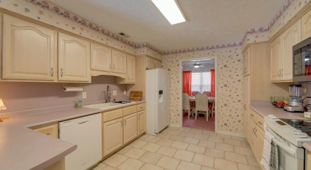 Коттедж с 3 комнатами Pine Knoll Shores Getaway - Walk to Beach!