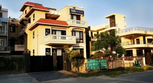 FabHotel Exotica Noida Expressway