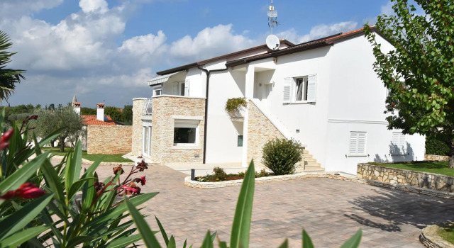 Beautiful modern villa with private swimming pool in central Kanfanar