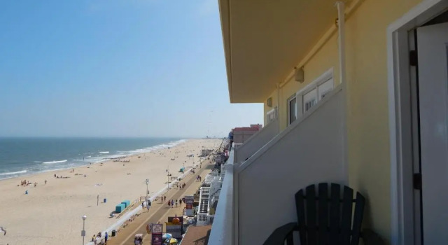 Четырёхместный номер Standard oceanfront Howard Johnson Plaza by Wyndham Ocean City Oceanfront