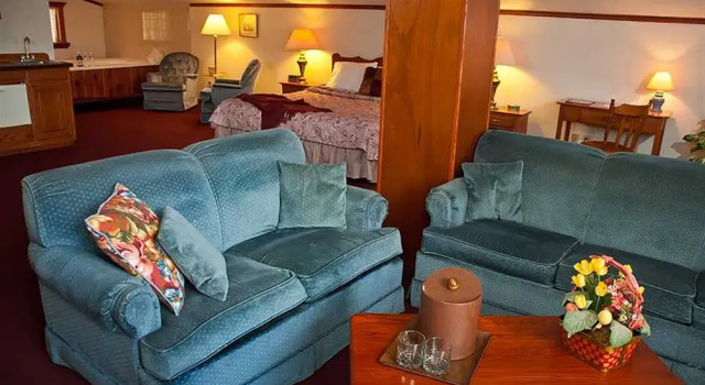 Bavarian Inn Motel, Забронировать Мотель Отели Юрика-Спрингса 3 звезды, рядом с Городской концертный зал Юрека-Спрингса, 3*