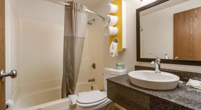 Двухместный номер Standard Howard Johnson by Wyndham Albert Lea