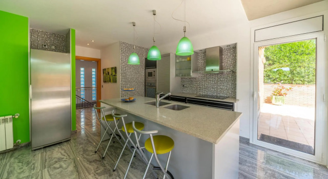 Eugenia in L'Escala with 4 bedrooms and 2 bathrooms
