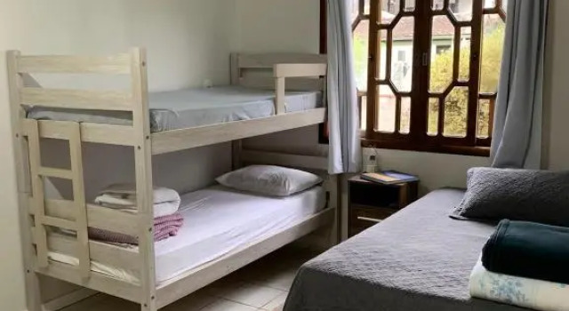 Quarto Aconchego 345 ao lado Alles Park, Забронировать Отель Помероди Санта-Катарина