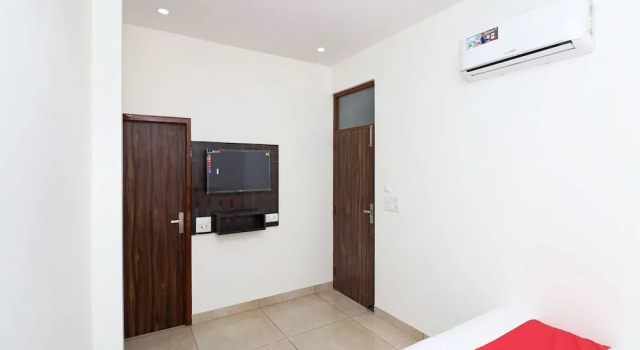 Oyo 28246 Rohtak Residency