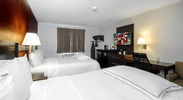 Четырёхместный номер Premium Red Roof Inn PLUS+ & Suites Malone