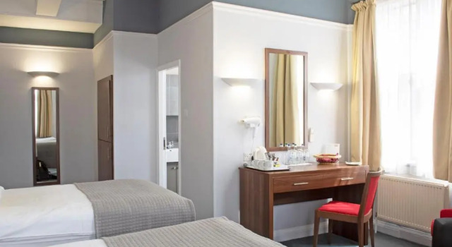 Трёхместный номер Standard Royal Oxford Hotel