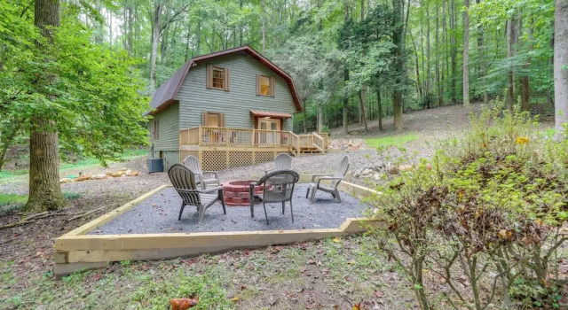 Коттедж Wooded Blue Ridge Cabin: 2 Decks, Fire Pit!