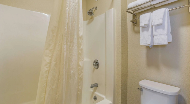 Двухместный люкс Clarion Inn & Suites Evansville Eastland Area