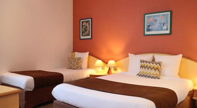 Трёхместный семейный номер Standard Logis-Hôtel des Oliviers