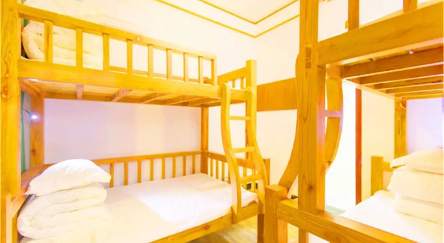 Кровать в общем номере (женский номер) Edinburgh Hostel - Coffee bar - Western breakfast -Travel expert -Good location-English reception-Ticket service-Tourism planing-Laundry-Camara-Drone gopro