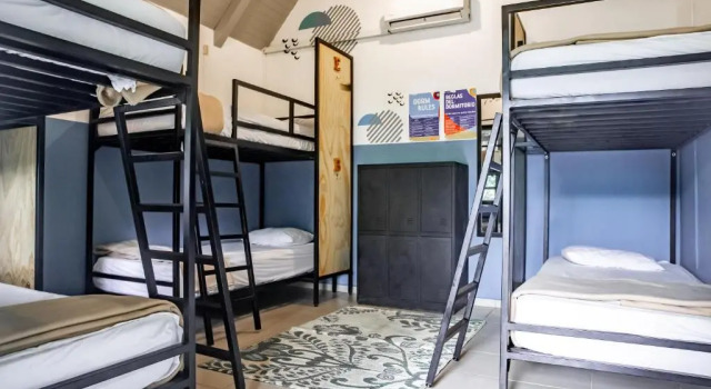 Кровать в общем номере Selina Playa Venao