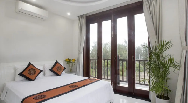 Четырёхместный семейный номер Standard с балконом и с видом на город Hien Hoa Villa Hoi An