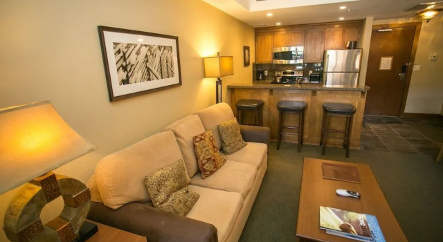 Sundial Lodge Condo Steps from Red Pine Gondola by RedAwning, Забронировать Апартаменты/квартира Отели Парк-Сити с парковкой, рядом с Canyons Parking Lot, Парковка