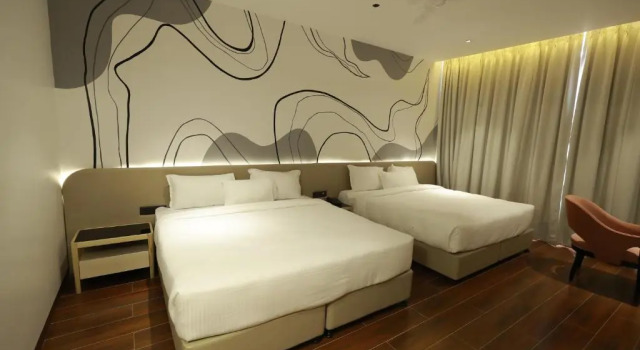 Hotel Red Diamond, Забронировать Отель Отели штата Махараштры с бассейном, Бассейн
