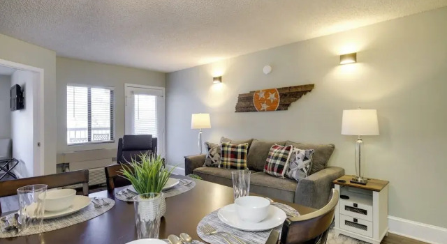 Pool, Views & Steps to Town: Chic Gatlinburg Condo, Забронировать Отель Отели Гатлинберг 3 звезды, рядом с Hillbilly Golf, 3*
