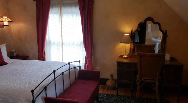 Номер Luxury Greenbriar Inn
