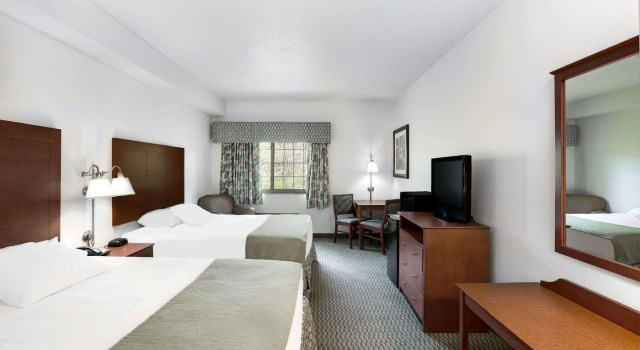 Четырёхместный номер Standard Days Inn by Wyndham Carroll