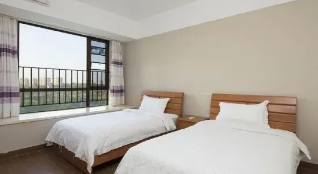 Люкс c 1 комнатой с балконом и с видом на сад Sincerity Holiday Apartment Hostel