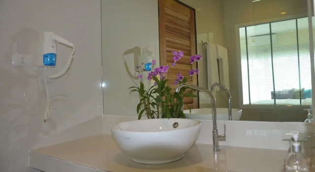 Двухместный номер Standard с балконом Southgate Residence Hotel - SHA Certified