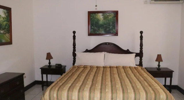 Люкс Luxury Pink Rock Inn Bed and Breakfast