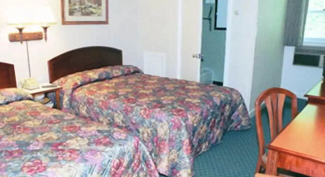 Hill - Brook Motel, Varaa Motelli Hotellit New England uima-altaalla, Uima-allas