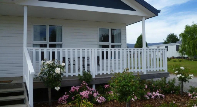 Roses of Chudleigh Holiday Cottage, Book Vacation Home Westbury 