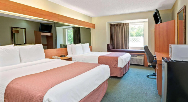 Четырёхместный номер Standard Microtel Inn & Suites by Wyndham Cordova Memphis I-40 East