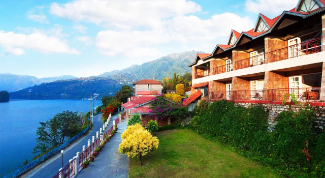 Номер Deluxe с видом на озеро Neelesh Inn - Luxury Lake View Resort with Swimming Pool on Bhimtal Lake