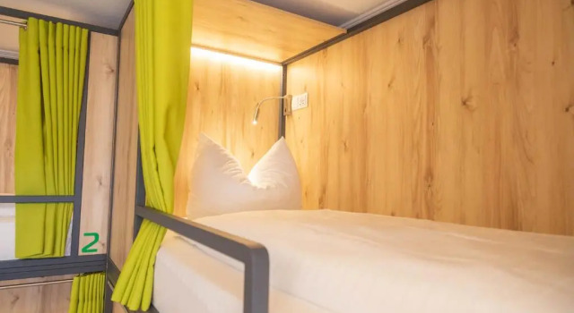 Кровать в общем номере Das Ebertor Hotel