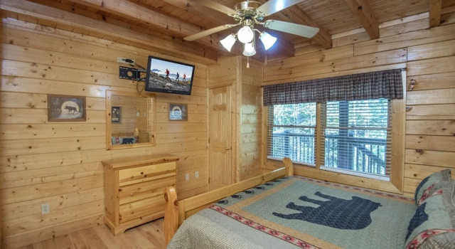 ER228 - Locker's Lodge Great Location - Close To Town! 1 Bedroom Cabin by RedAwning