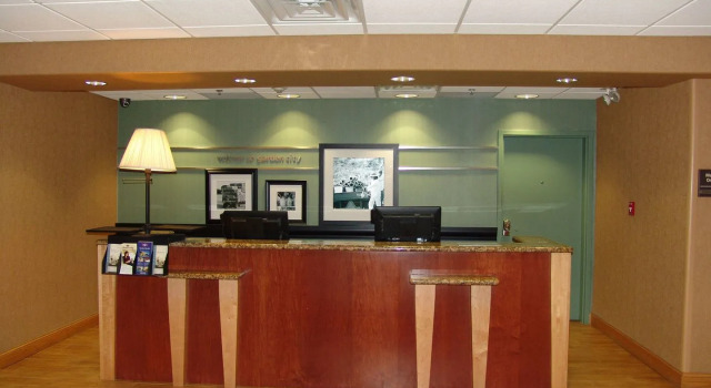 Hampton Inn Garden City, Брондау Қонақ үй Гарден Сити 