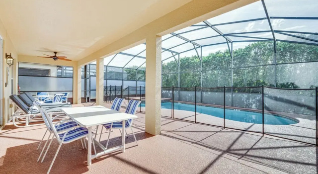 7 Mi to Disney: Kissimmee Home w/ Pool & Hot Tub!, Rezerwuj Dom wakacyjny Hotele w Kissimmee z parkingiem, Parking