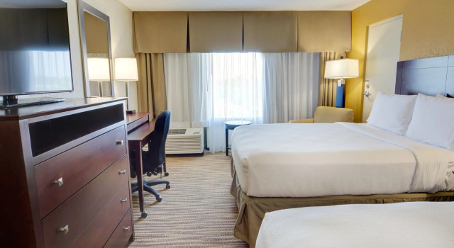 Четырёхместный номер Standard Holiday Inn St. Petersburg N - Clearwater by IHG