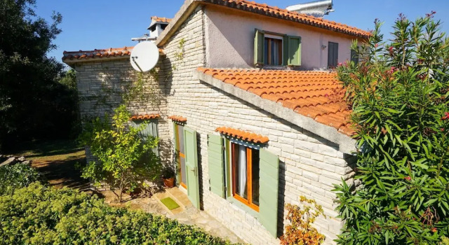 Charming Holiday Home in Banj With Private Terrace, Book Hotel Banj Pasman Island