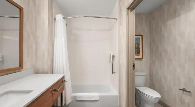 Четырёхместная студия с видом на воду Hampton Inn & Suites By Hilton Port Clinton Catawba Island