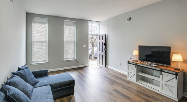 Pet-friendly 3BR Rowhouse: Walk to Patterson Park!