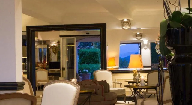 Hostellerie Le Phébus & Spa, Book Ferieresort Joucas Luberon