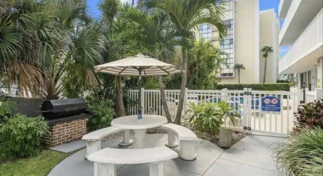 Коттедж 2 Bedroom Waterfront Pool Side!