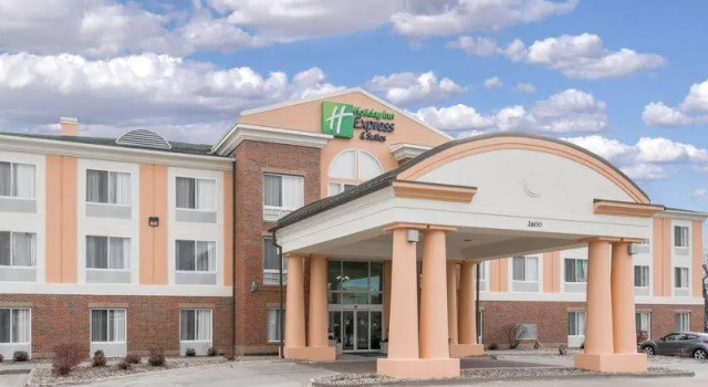 Люкс c 1 комнатой Holiday Inn Express Hotel & Suites Ames by IHG
