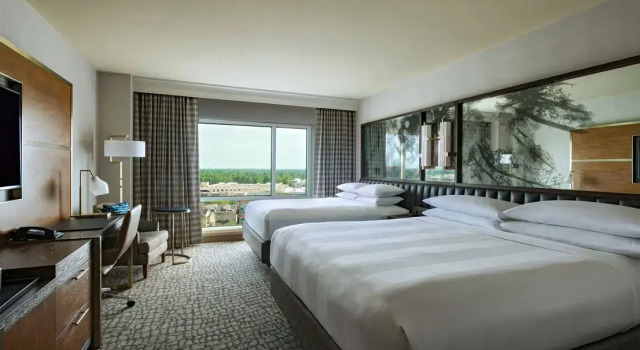 Четырёхместный номер Standard с видом на воду The Woodlands Waterway Marriott Hotel and Convention Center
