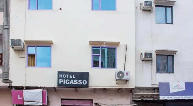 Hotel Picasso, Забронировать Отель Отели Варанаси с бассейном, рядом с Kedar Ghat, Бассейн