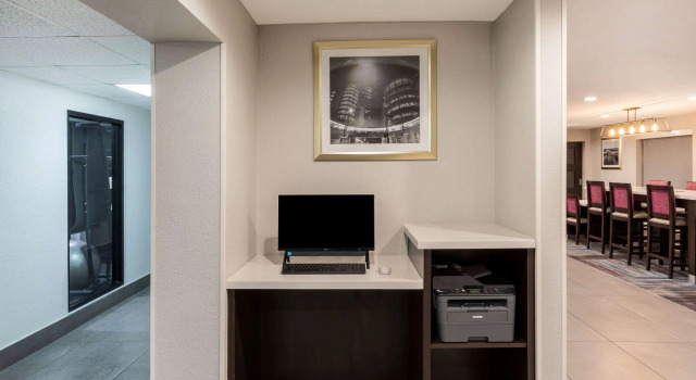 La Quinta Inn & Suites by Wyndham Houston NW Brookhollow