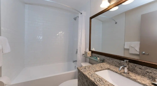 Четырёхместный номер Standard с балконом Prestige Inn Nelson
