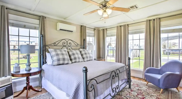 Коттедж с 4 комнатами Pet-friendly Surfside Beach Home w/ Deck & Grill