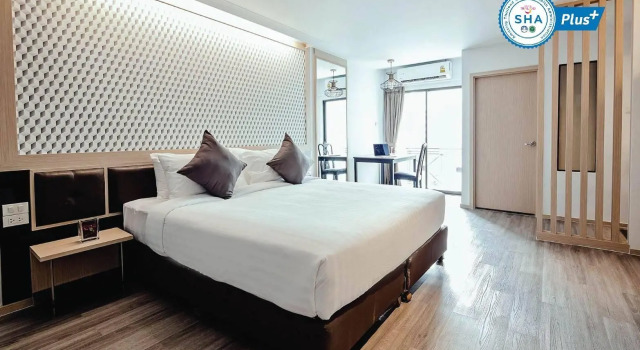 Кровать в общем номере Three Sukhumvit Hotel